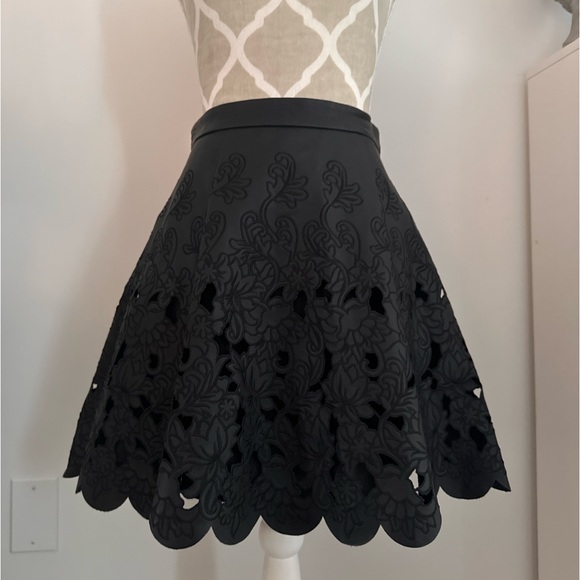 Gorgeous leather cutout skirt with gold zipper - Picture 2 of 5